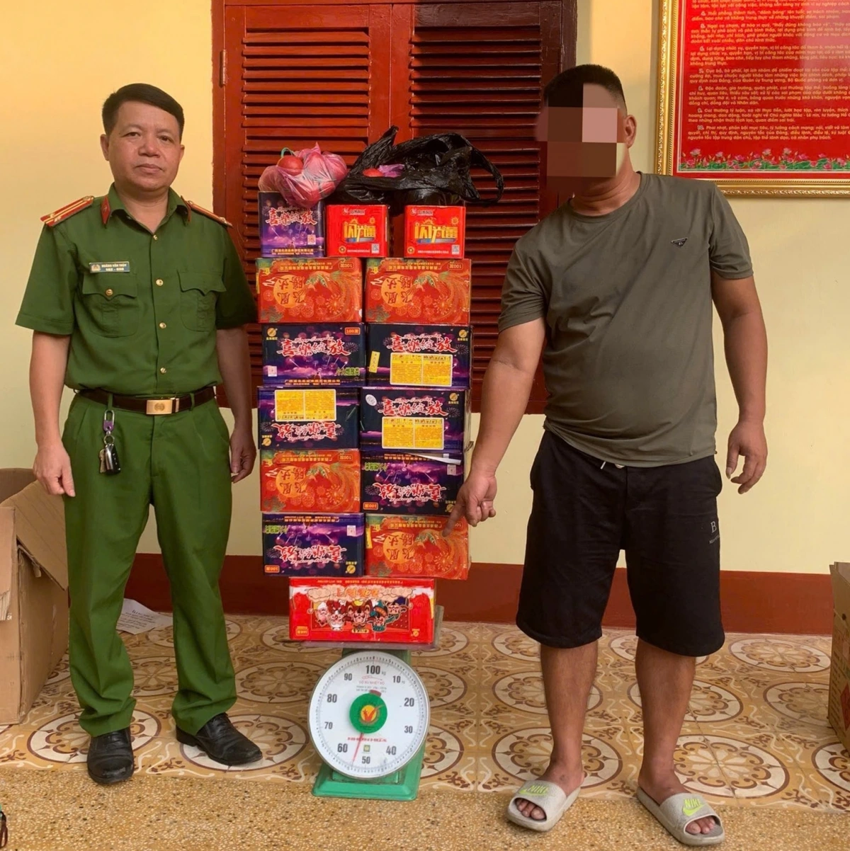 Lạng Sơn: Bắt đối tượng giấu 54kg pháo nổ trong xe đầu kéo tại cửa khẩu Hữu Nghị 1 Lái xe Đ.N.Y. cùng số pháo nổ được cất dấu trong cabin xe đầu kéo. (Ảnh: Công an tỉnh Lạng Sơn cung cấp)
