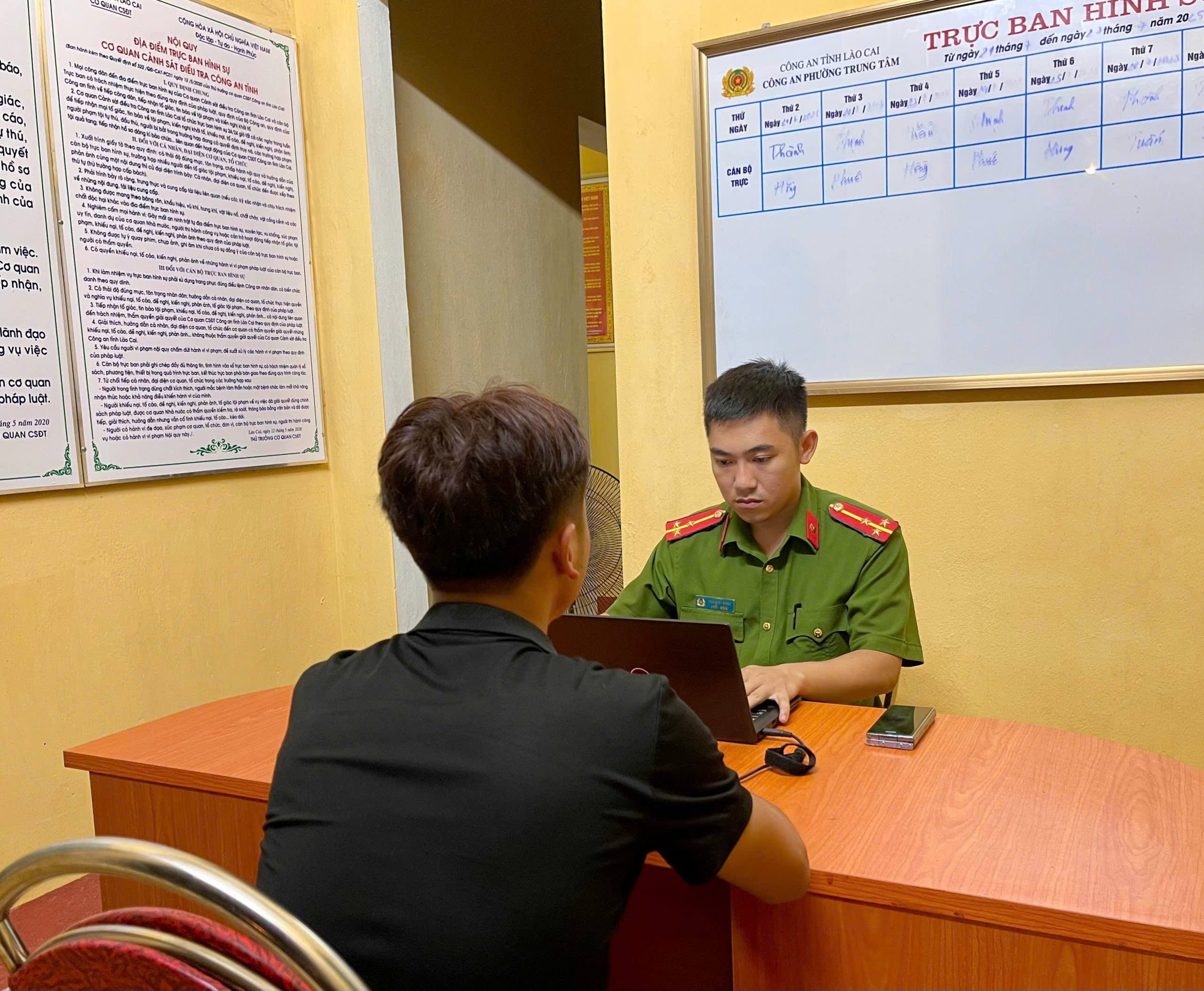 Công an phường Trung Tâm kịp thời ngăn chặn hành vi tuồn 05 con lợn nhiễm bệnh ra thị trường 2 Cán bộ Công an phường làm việc với người vi phạm