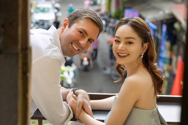 Diễn viên Lan Phương xác nhận đang ly thân chồng người Anh 1 Lan Phương và ông xã thời còn hạnh phúc