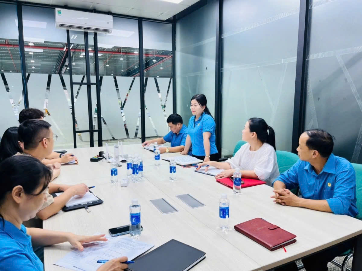 Làm rõ thông tin bữa ăn công ty có dị vật nghi giống dòi ở Lào Cai. 3 LĐLĐ tỉnh Lào Cai làm việc với công ty TNHH Unico Global YB vào chiều 22/7.