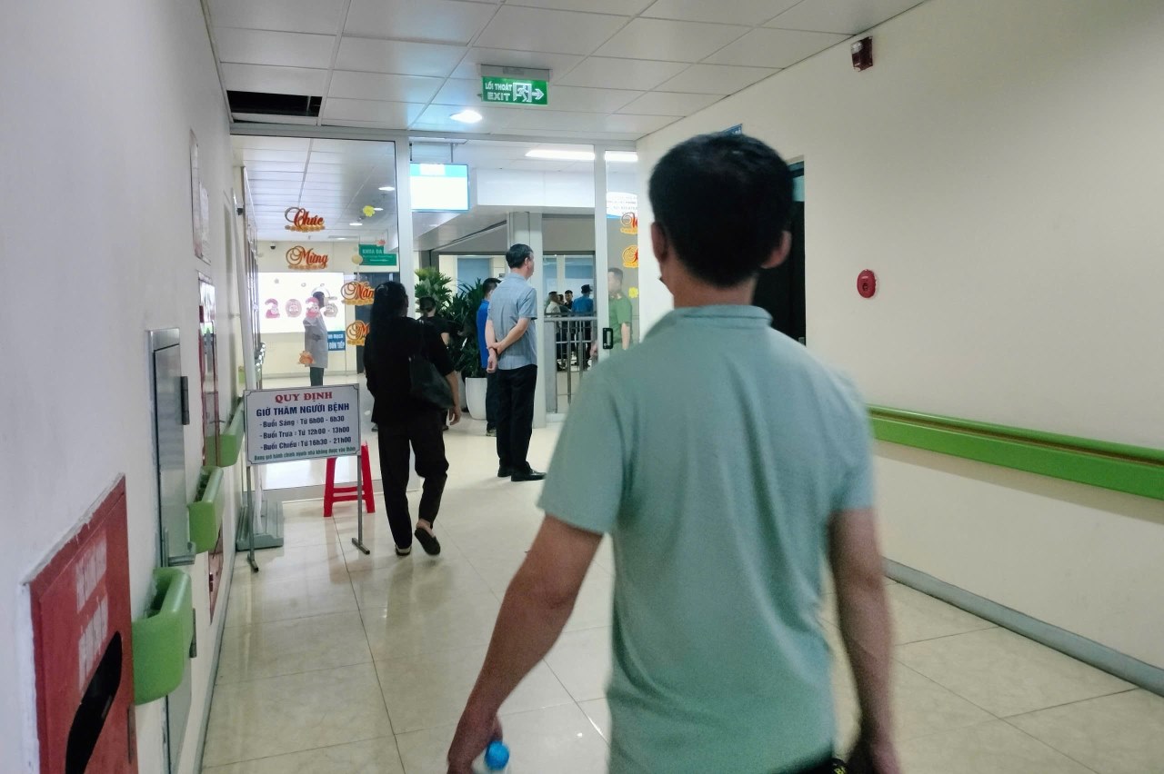 Lực lượng Công an tiến hành bảo vệ hiện trường, đưa thi thể nạn nhân mổ tử thi xác định nguyên nhân cái chết bất thường. Ảnh: Văn Đức
