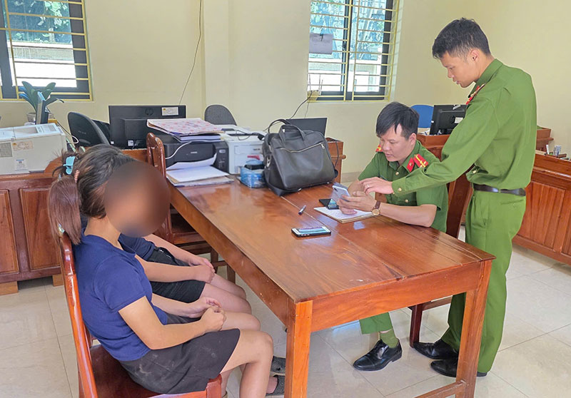 Kịp thời ngăn chặn 2 học sinh lớp 8 ở Lào Cai bị dụ dỗ bỏ học đi làm thuê 2 Lực lượng Công an tuyên truyền cho 2 cháu hiểu luật lao động và những nguy cơ tiềm ẩn của việc nghe lời dụ dỗ đi làm thuê.