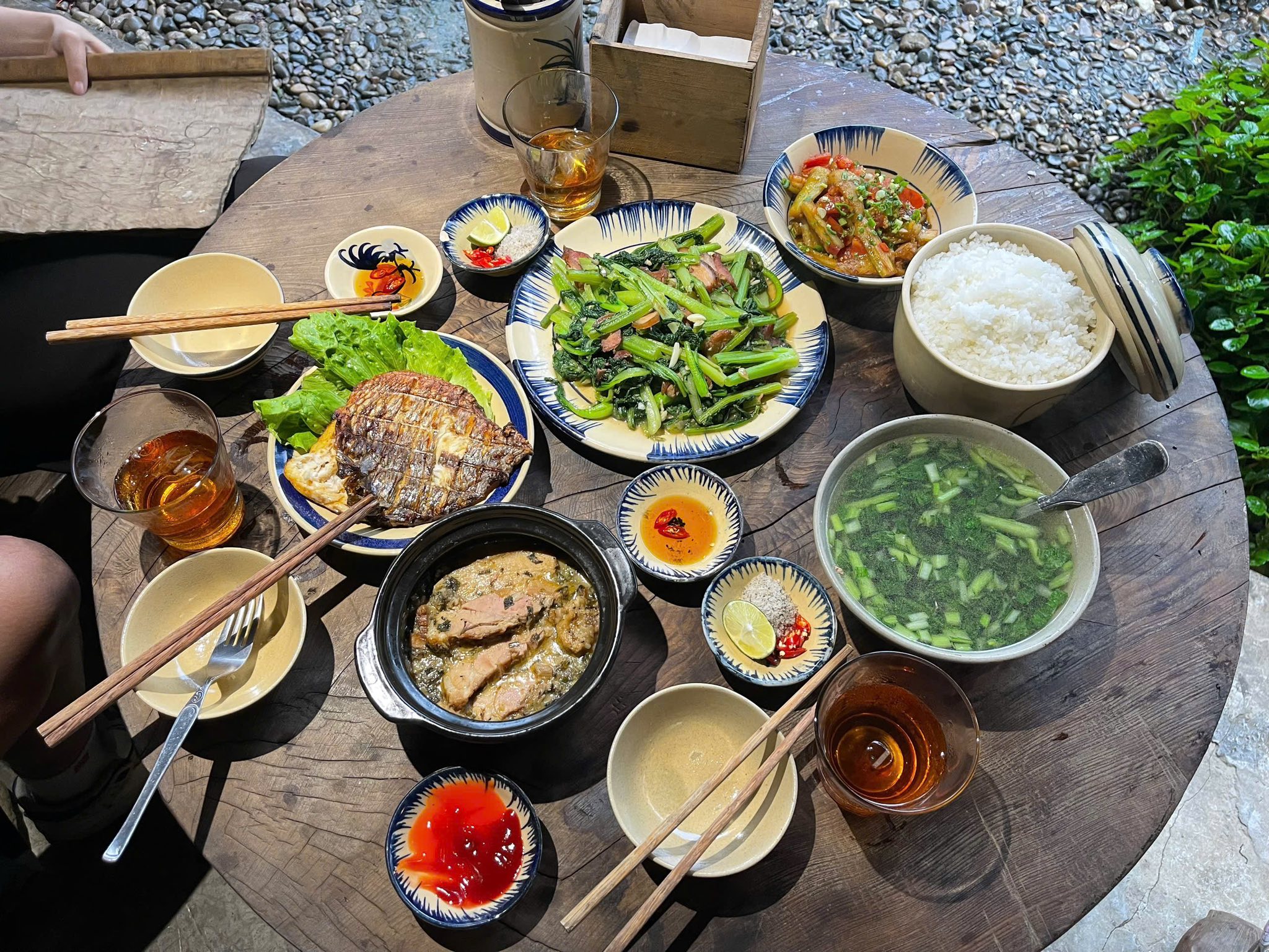 Mam com chi H va 2 nguoi ban dat 455677