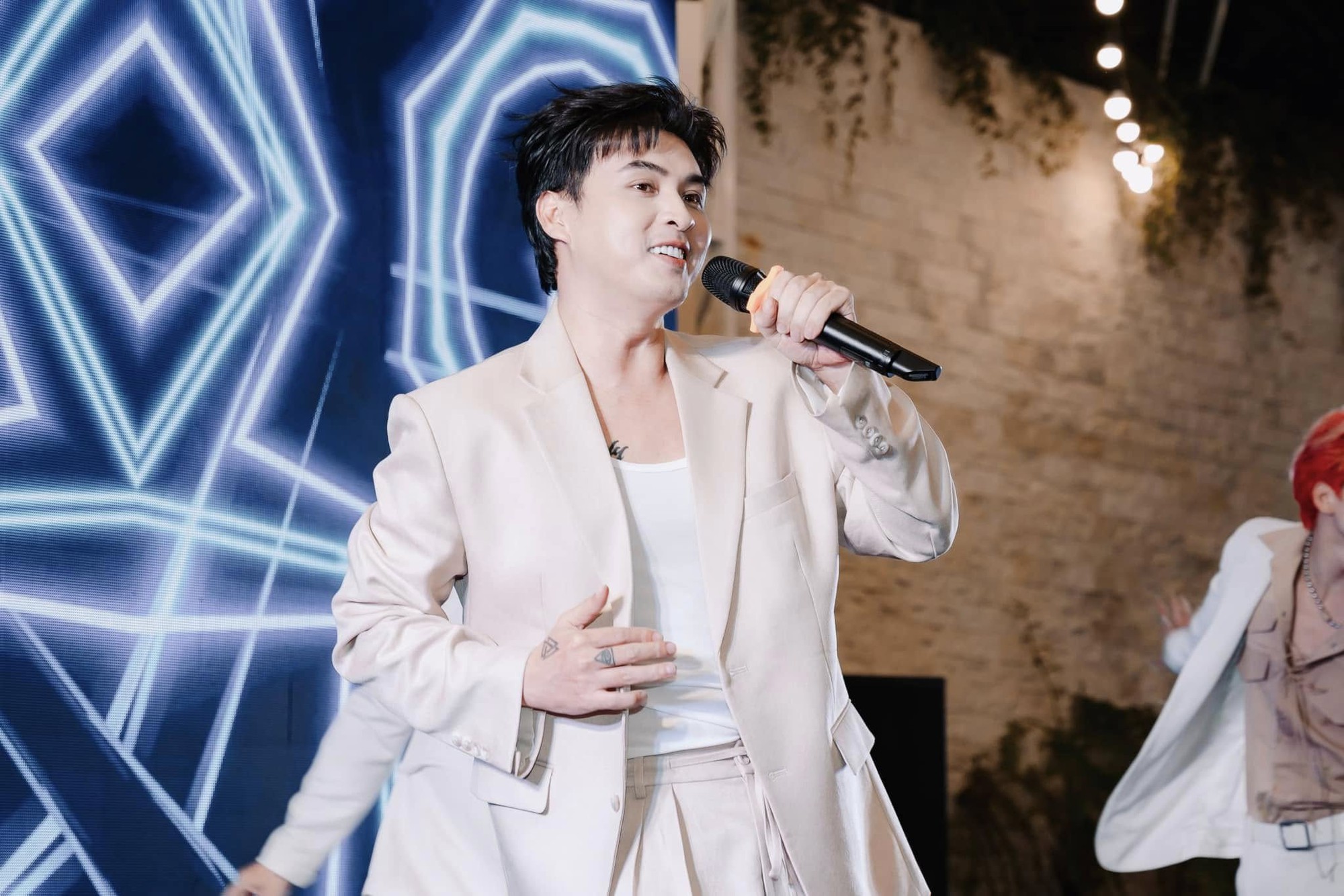 Hồ Quang Hiếu chính thức lên tiếng bác bỏ tin đồn bị bắt vì sử dụng ma túy 2 Nam ca sĩ khẳng định vẫn đi hát, sinh hoạt bình thường trong thời gian qua
