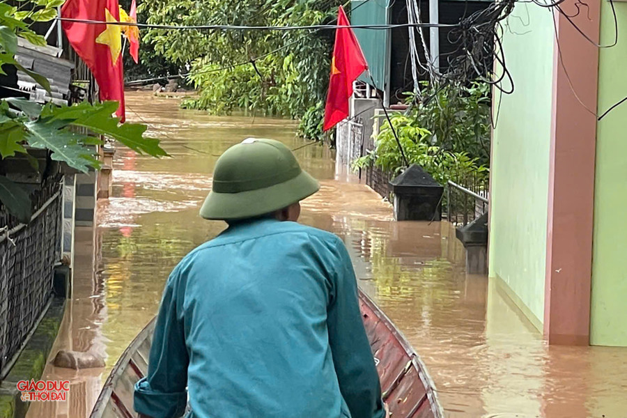 Nước sông lên nhanh, người dân miền núi Nghệ An chạy lũ trong đêm 6 Người dân phải di chuyển bằng thuyền. (Ảnh: Đình Tuân)