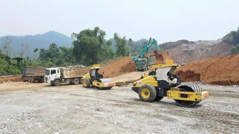 Đẩy nhanh tiến độ thi công dự án đường cao tốc Tuyên Quang - Hà Giang 1 Nhà thầu thi công tập trung máy móc, đẩy nhanh tiến độ. (Ảnh: Quốc Việt)