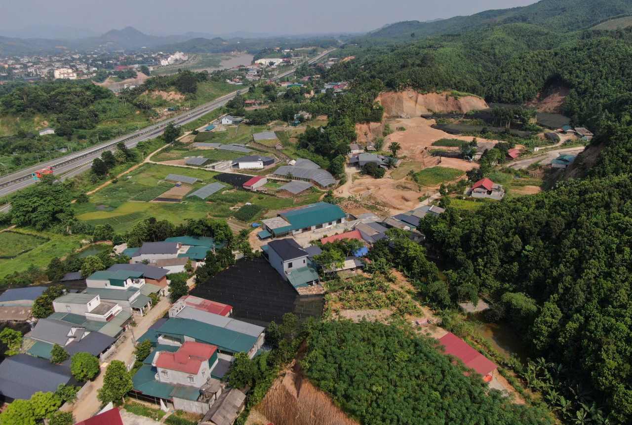 Hơn 5.000 hộ dân và hàng trăm dự án phải di dời để nhường chỗ cho tuyến đường sắt liên vùng 3 Khu vực xây dựng nhà ga của dự án tại khu vực xã Mậu A, tỉnh Lào Cai. Ảnh: Văn Đức.