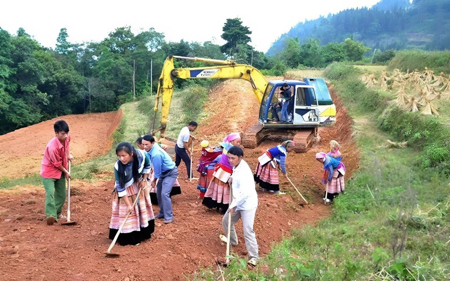 Nhiều chương trình, dự án được tỉnh Điện Biên triển khai đầu tư, nhằm giúp đỡ cho các gia đình, đối tượng đặc biệt khó khăn thoát nghèo, vươn lên trong cuộc sống.