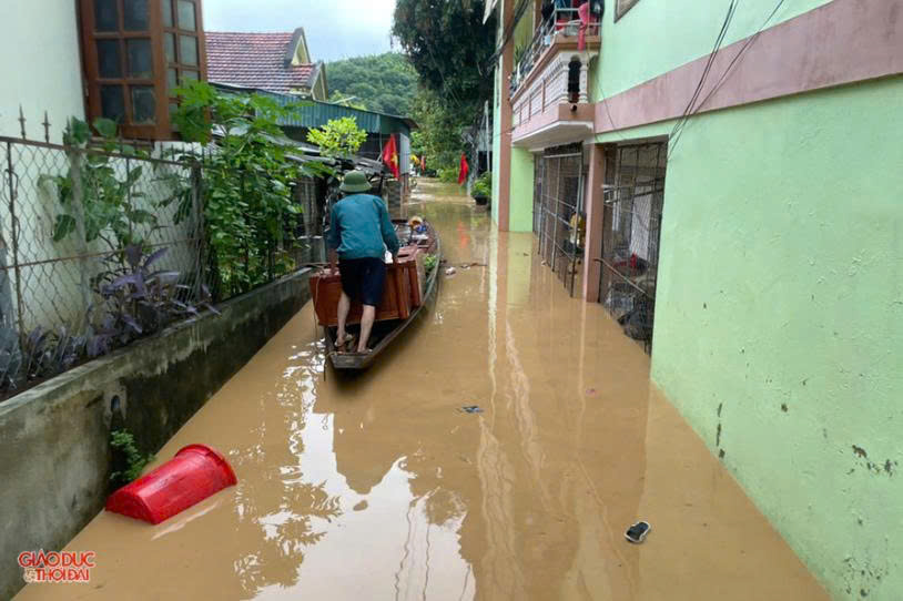 Nước sông lên nhanh, người dân miền núi Nghệ An chạy lũ trong đêm 1 Nhiều nơi ở xã Tương Dương, Nghệ An bị ngập sâu. (Ảnh: Đình Tuân)