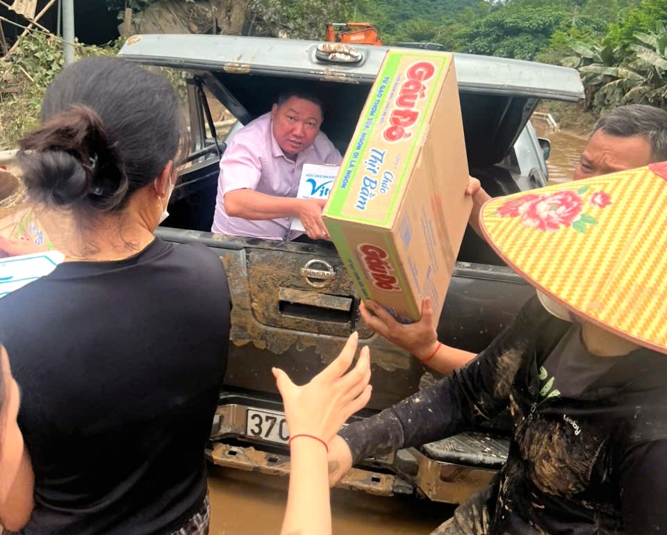Những thùng mỳ tôm, nhu yếu phẩm được cán bộ Ngân hàng CSXH trao tận tay cho bà con vùng lũ vượt qua khó khăn