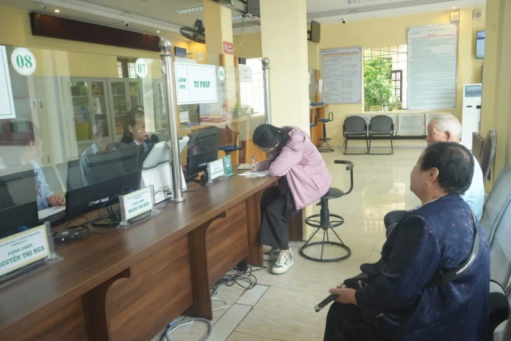 Trung tâm Hành chính công phường Sa Pa: Hướng tới nền hành chính hiện đại, lấy người dân làm trung tâm 2 Nỗ lực hết mình vì nền hành chính chuyên nghiệp, minh bạch, phục vụ người dân và doanh nghiệp hiệu quả hơn. (Ảnh Truyền Hình Sa Pa)