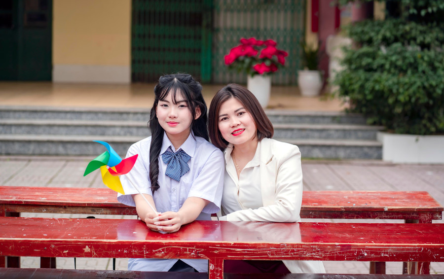 Nữ sinh dân tộc Thái trở thành thủ khoa Trường THPT Hàm Rồng 4 Nữ sinh Vi Ánh Ly Na và mẹ của mình. Ảnh: NVCC