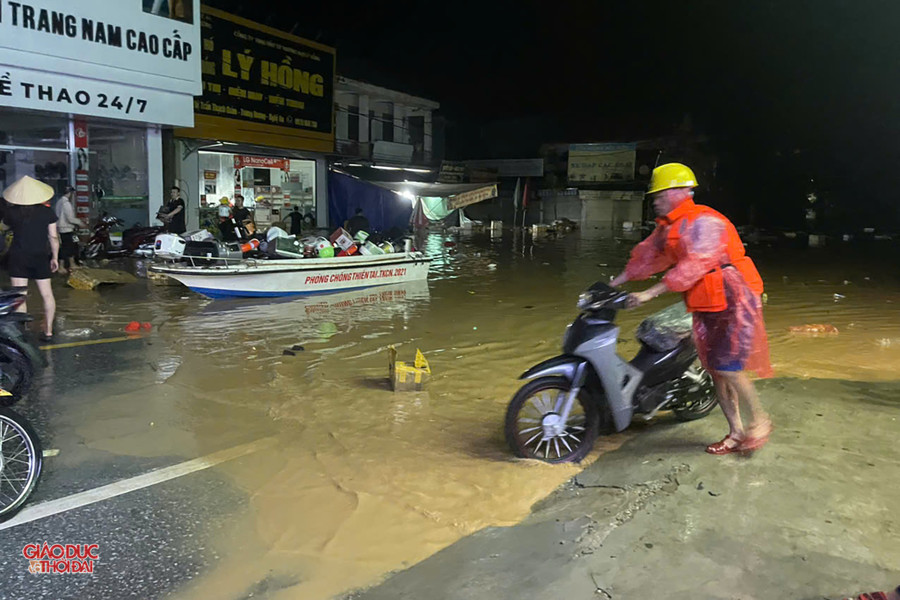 Nước sông lên nhanh, người dân miền núi Nghệ An chạy lũ trong đêm 3 Nước sông Lam dâng cao khiến Quốc lộ 7 đoạn qua xã Tương Dương bị ngập. (Ảnh: Đình Tuân)
