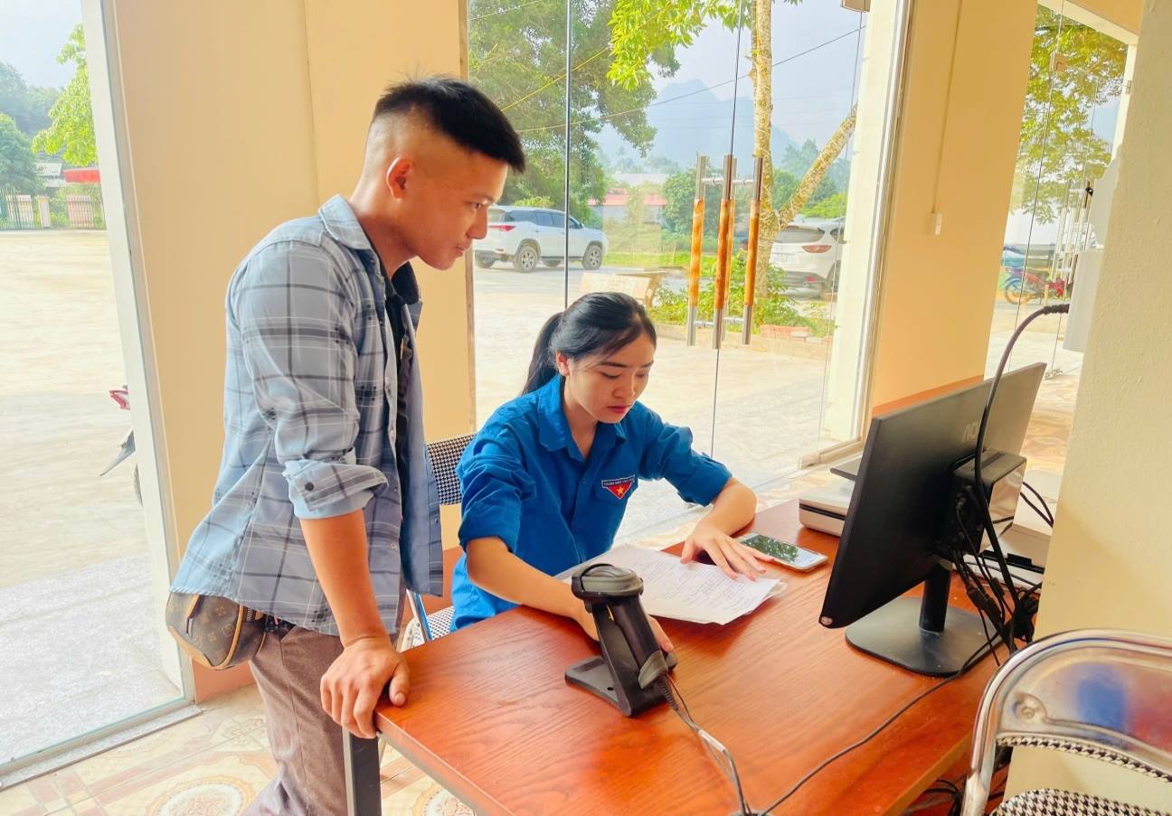 Tuổi trẻ xã Bản Lầu đồng hành xây dựng chính quyền số 1 Hướng dẫn người dân nộp hồ sơ trực tuyến, tra cứu thủ tục hành chính