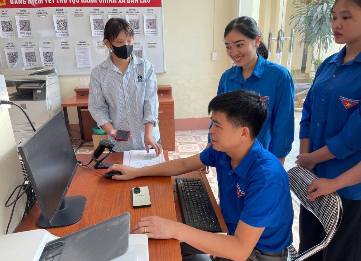 Tuổi trẻ xã Bản Lầu đồng hành xây dựng chính quyền số 2 Hỗ trợ người dân đăng ký tài khoản VNeID và Dịch vụ công Quốc gia