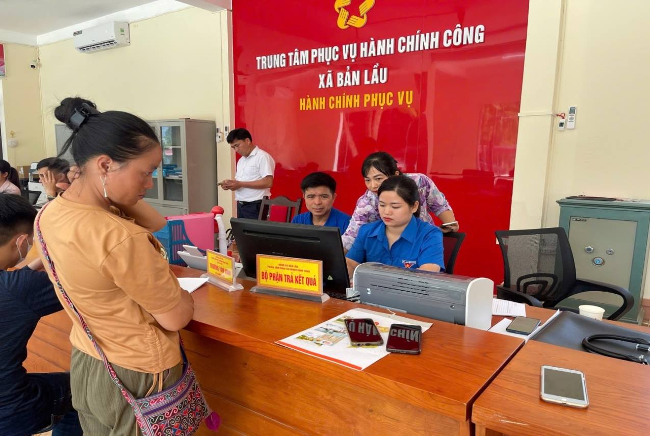 Tuổi trẻ xã Bản Lầu đồng hành xây dựng chính quyền số 3 Hỗ trợ người dân số hóa hồ sơ thủ tục hành chính