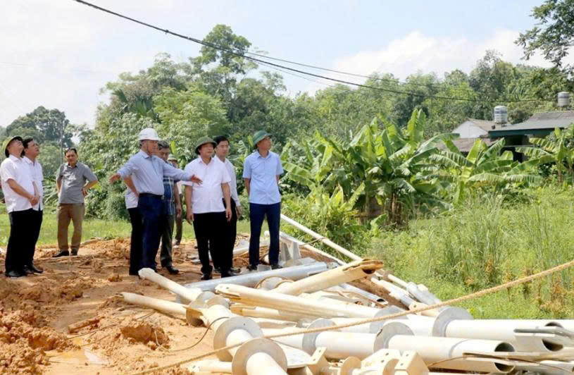 Phú Thọ quyết tâm hoàn thành GPMB đường dây 500kV Lào Cai- Vĩnh Yên trước 15/8 1 Ông Nguyễn Mạnh Sơn, Phó Chủ tịch UBND tỉnh Phú Thọ cùng lãnh đạo các sở, ngành liên quan kiểm tra thực tế Dự án đoạn qua xã Quảng Yên.