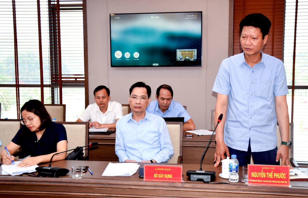 Hơn 5.000 hộ dân và hàng trăm dự án phải di dời để nhường chỗ cho tuyến đường sắt liên vùng 2 Phó Chủ tịch Thường trực UBND tỉnh Nguyễn Thế Phước phát biểu tại buổi làm việc. Ảnh: Văn Đức.
