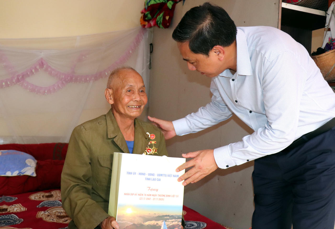 Lãnh đạo Tỉnh ủy Lào Cai thăm hỏi, tri ân các gia đình chính sách nhân dịp 27/7 2 Phó Bí thư Thường trực Tỉnh ủy Hoàng Giang tặng quà thương binh Mai Văn Tám, phường Nghĩa Lộ. (Ảnh Nguyễn Hải)
