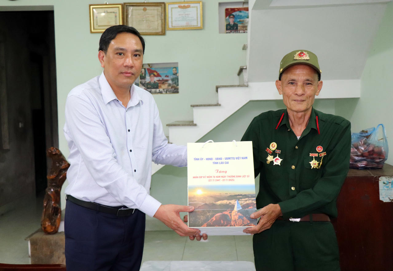 Lãnh đạo Tỉnh ủy Lào Cai thăm hỏi, tri ân các gia đình chính sách nhân dịp 27/7 1 Phó Bí thư Thường trực Tỉnh ủy Lào Cai Hoàng Giang tặng quà thương binh Đặng Văn Tự, phường Nghĩa Lộ. (Ảnh Nguyễn Hải)