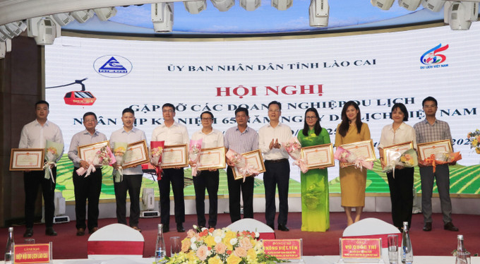 Phát triển du lịch thành ngành kinh tế mũi nhọn tại Lào Cai 4 Phó Chủ tịch UBND tỉnh Lào Cai Nguyễn Thành Sinh tặng Bằng khen cho các tập thể. (Ảnh Báo Tin tức và Dân tộc - TTXVN)