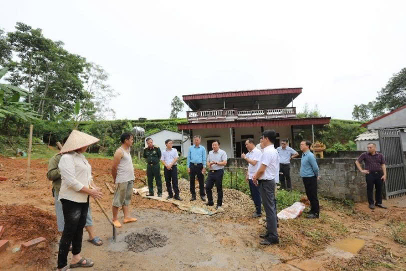 Phú Thọ ‘gỡ nút thắt’ để hoàn thành mục tiêu xóa nhà tạm, nhà dột nát 1 Phó Chủ tịch UBND tỉnh Phú Thọ Nguyễn Huy Ngọc cùng đoàn công tác thăm hỏi động viên hộ gia đình xóa nhà tạm ở xã Long Cốc. ảnh: Thu Hương