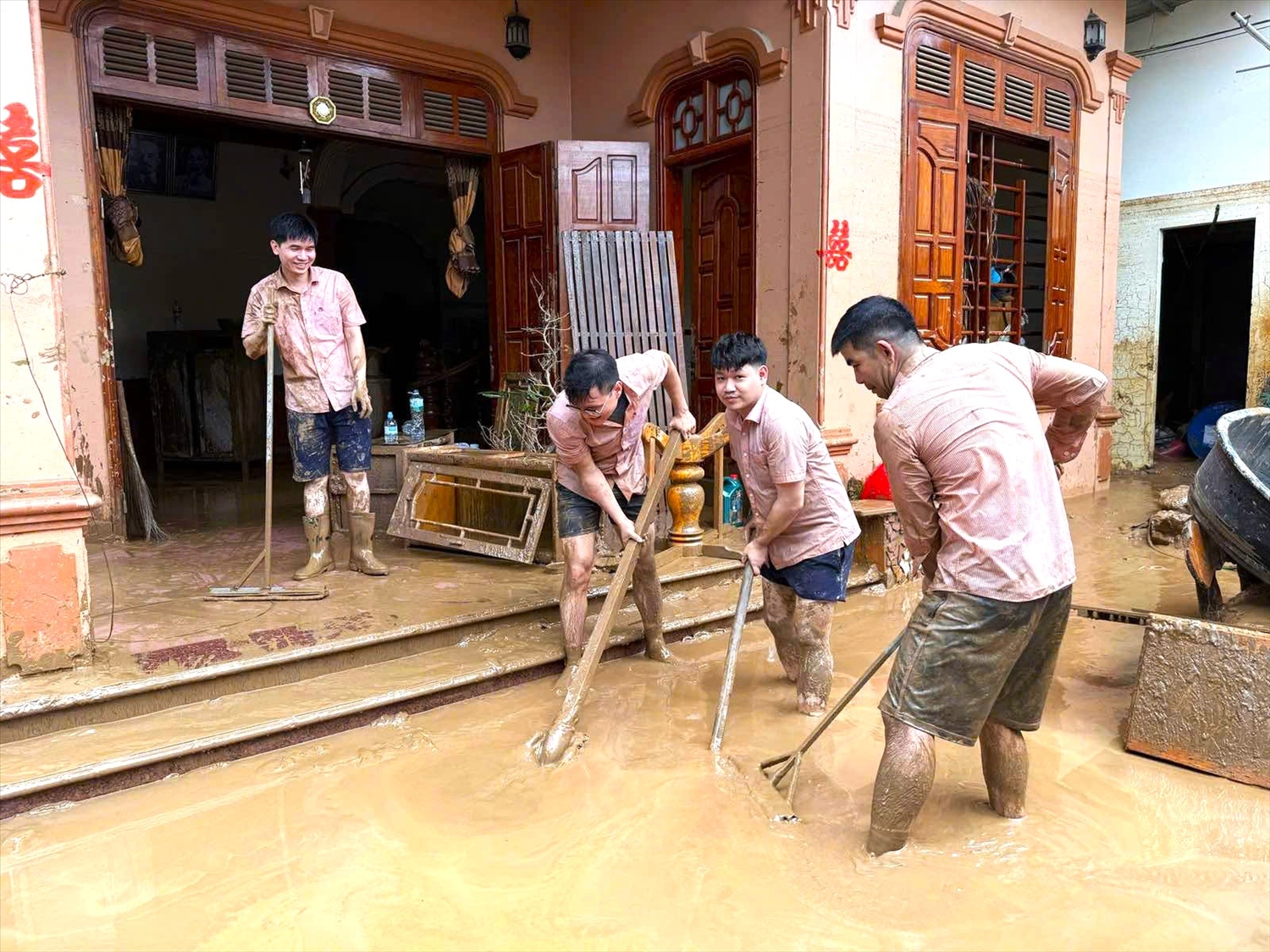 Phong Giao dich Ngan hang CSXH Ky Son thuong xuyen cu nhan su tuc truc giup ba con bi thiet hai day bun ra khoi nha 455667