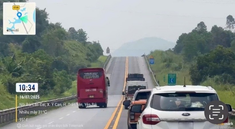 Tài xế ô tô khách lấn làn, "vượt ẩu" trên cao tốc Nội Bài - Lào Cai. Ảnh: Báo Công Thương