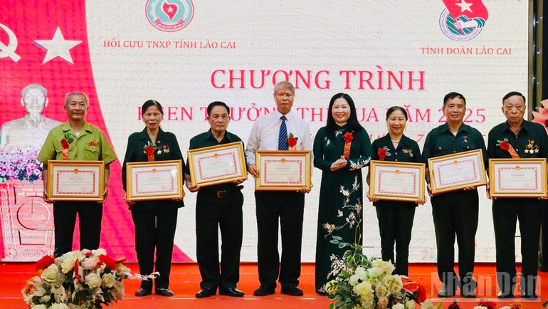 Gặp mặt tri ân 75 năm lực lượng thanh niên xung phong tại Lào Cai 3 Tặng bằng khen của Ủy ban nhân dân tỉnh Lào Cai cho các tập thể và cá nhân có thành tích xuất sắc. (Ảnh Nguyễn Thanh Sơn)