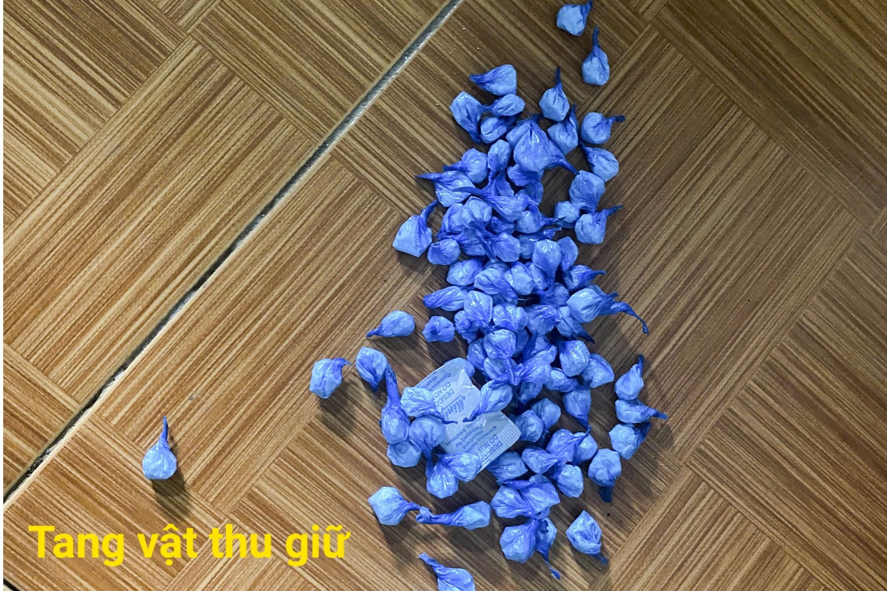 Bắt quả tang nam thanh niên cất giấu 96 tép heroin trong phòng trọ ở Bát Xát 2 Tang vật thu giữ. (Ảnh Truyền Thông Khu Vực Bát Xát)