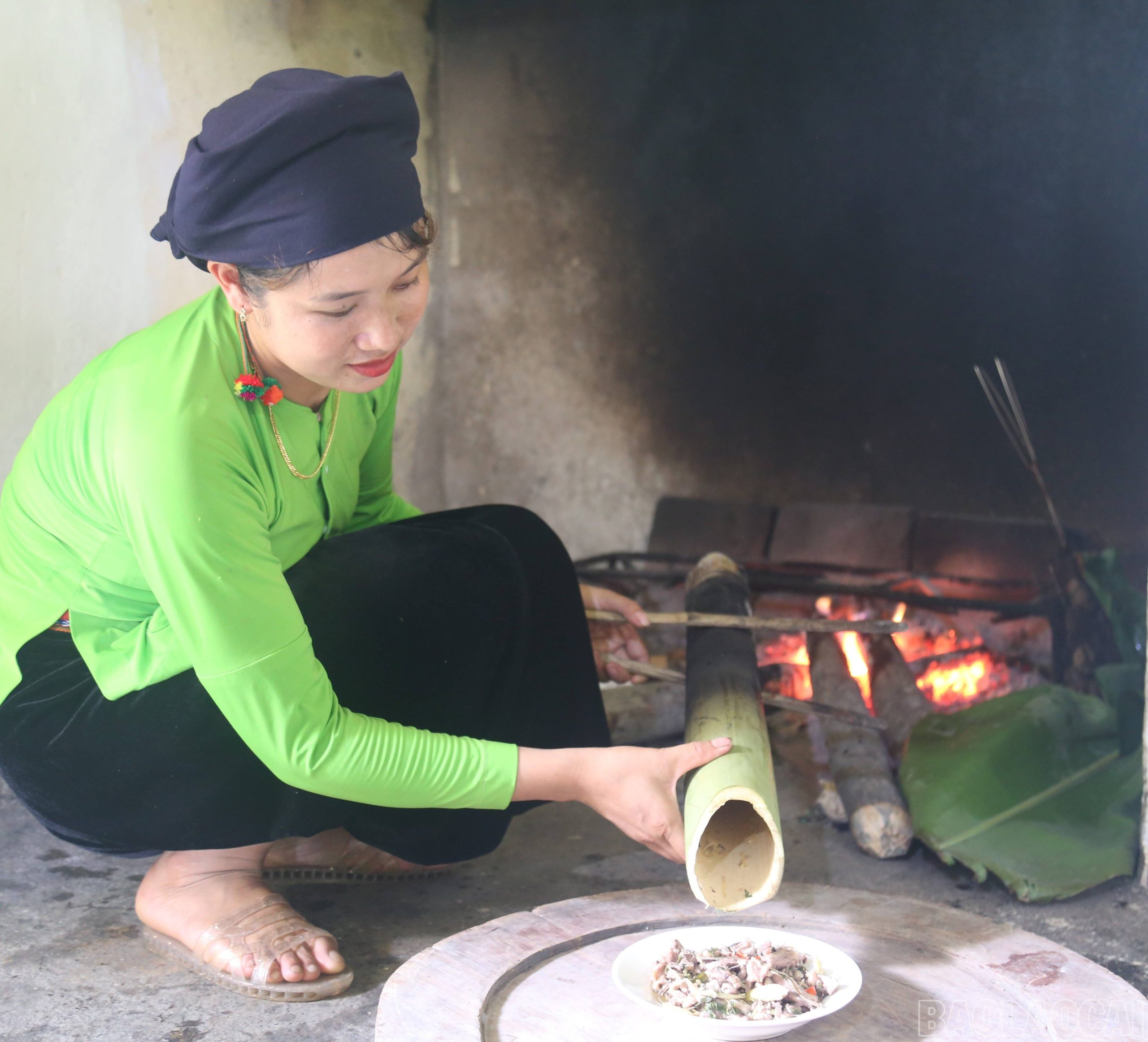 Lào Cai có thêm 2 di sản văn hóa phi vật thể quốc gia 2 Phụ nữ Tày Nghĩa Đô chế biến món vịt bầu lam (Ảnh: LCĐT).