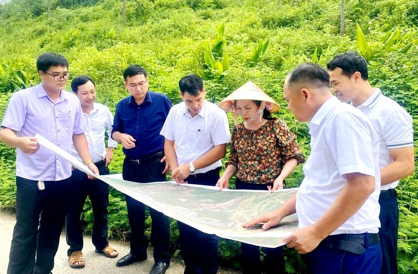 Tinh Lao Cai da to chuc 2 doan cong tac khao sat hien trang dat dai tai 9 xa phuong bien gioi de len phuong an xay dung cac truong noi tru lien cap tai day. 46546677