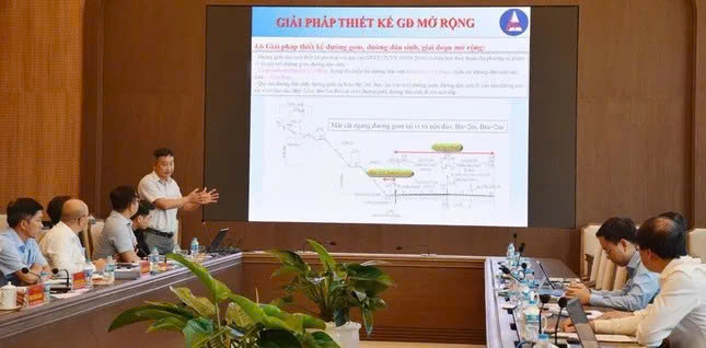 Dự án mở rộng cao tốc đoạn Yên Bái – Lào Cai dự kiến hoàn thành vào năm 2026 2 Đại diện đơn vị tư vấn đã báo cáo các giải pháp thiết kế giai đoạn mở rộng.