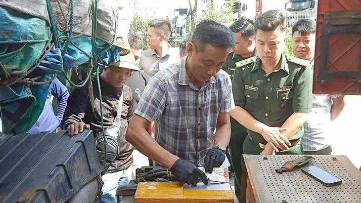 To cong tac kham xet chiec xe dau keo giau bac 3544656