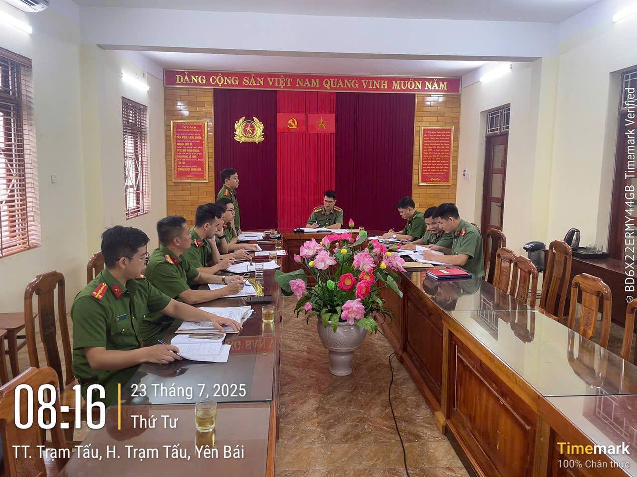 Công an xã Hạnh Phúc kịp thời ứng phó sạt lở, bảo đảm an toàn giao thông trên tuyến tỉnh lộ 174 2 Tổ số 3 kiểm tra đột xuất về công tác chuẩn bị ứng phó thiên tai, mưa bão của Công an tỉnh đối với Công an xã Hạnh Phúc ( ảnh CTTĐT Công an tỉnh Lào Cai )