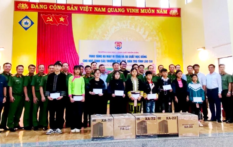 Trao 25 suất học bổng và 40 máy vi tính hỗ trợ học sinh khó khăn ở Lào Cai 3 Trao 10 suất học bổng cho các em học sinh và 20 máy tính cho Trường phổ thông dân tộc bán trú tiểu học Bản Khoang 1. Ảnh: Lê Hưng