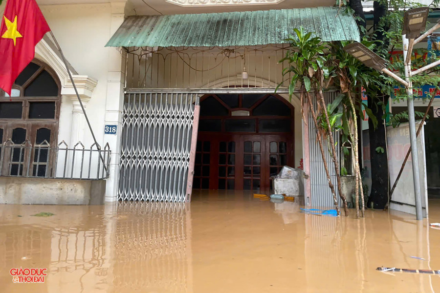 Nước sông lên nhanh, người dân miền núi Nghệ An chạy lũ trong đêm 5 Trong sáng nay nước lũ vẫn chưa rút, nhiều đoạn bị ngập sâu. (Ảnh: Đình Tuân)