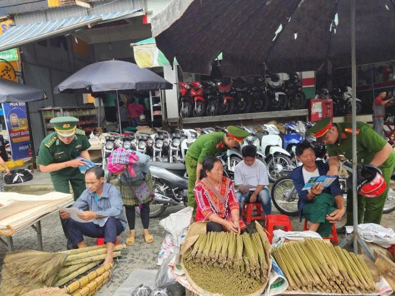 Tuyen truyen cho nguoi dan o Pa Vay Su Tuyen Quang. 4566