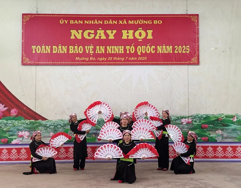 Văn nghệ chào mừng ngày hội