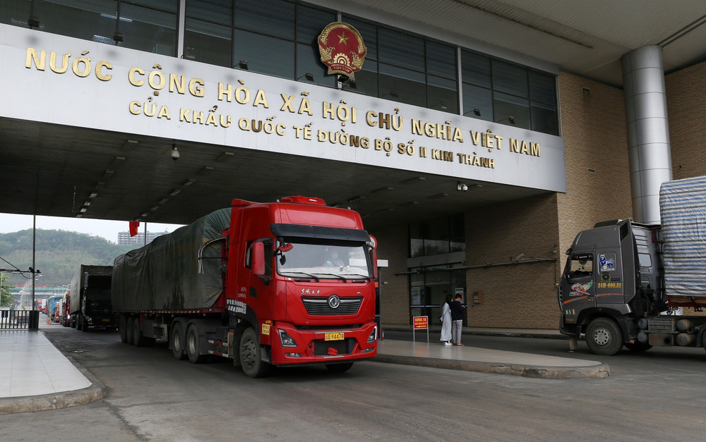 Sầu riêng bị siết kiểm, xuất nhập khẩu Lào Cai tụt gần 40% 1 Xe hàng xuất nhập khẩu qua cửa khẩu Lào Cai.