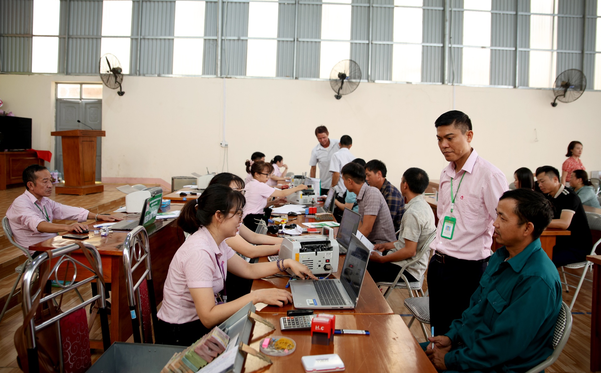 Giải ngân gần 1 tỷ đồng cho người dân xã Mường Than 2 Cán bộ Phòng Giao dịch Ngân hàng Chính sách xã hội Than Uyên thực hiện thủ tục giải ngân vốn vay cho khách hàng.