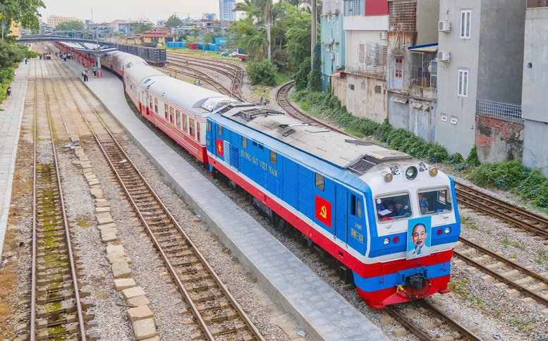 Sẵn sàng khởi công dự án đường sắt Lào Cai-Hà Nội-Hải Phòng vào 19/12/2025 2 Dự án đường sắt Lào Cai - Hà Nội - Hải Phòng đã tổ chức triển khai giải phóng mặt bằng đồng loạt tại 20 địa phương có tuyến đi qua