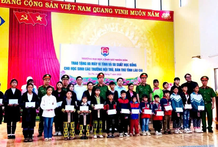 Trao 25 suất học bổng và 40 máy vi tính hỗ trợ học sinh khó khăn ở Lào Cai 2 Trao 15 suất học bổng cho các em học sinh và 20 máy tính cho Trường phổ thông dân tộc nội trú trung học cơ sở và trung học phổ thông Sa Pa. Ảnh: Lê Hưng