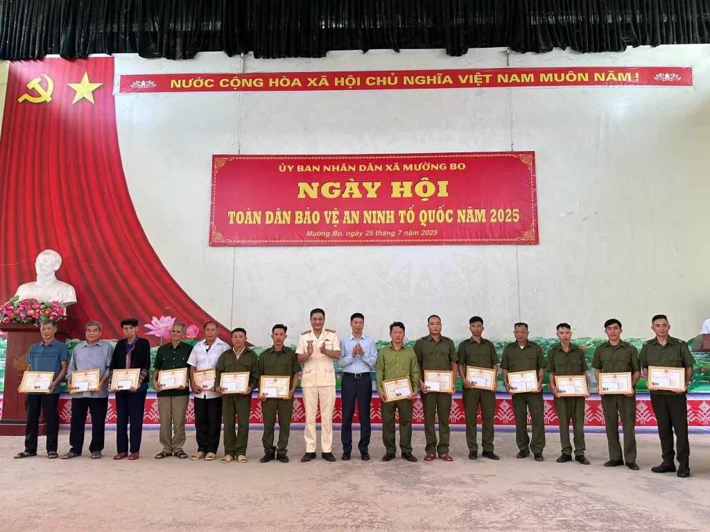 UBND xã Mường Bo đã quyết định trao tặng giấy khen cho 2 tập thể và 31 cá nhân có thành tích xuất sắc. (Ảnh Truyền Hình Sa Pa)