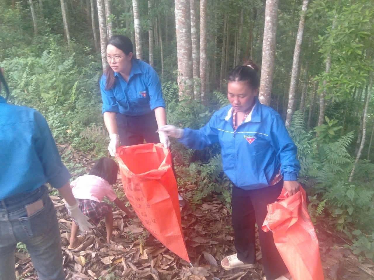 Tuổi trẻ xã Mường Bo lan tỏa tinh thần thiện nguyện, chung tay vì cộng đồng 3 Các đoàn viên thanh niên cùng các em học sinh đã phối hợp thu gom rác thải, dọn vệ sinh. (Ảnh Truyền Hình Sa Pa)