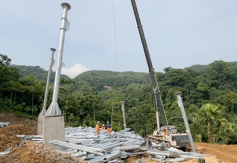 Gần 600 kỹ sư, công nhân EVNNPT 'tiếp sức' cho dự án đường dây 500kV Lào Cai - Vĩnh Yên 2 Công ty Truyền tải điện 2 tham gia dựng cột vị trí 106 dự án đường dây 500kV Lào Cai- Vĩnh Yên-Ảnh:VGP/Toàn Thắng