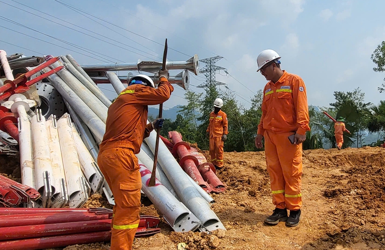 Gần 600 kỹ sư, công nhân EVNNPT 'tiếp sức' cho dự án đường dây 500kV Lào Cai - Vĩnh Yên 3 Công ty Truyền tải điện 3 tham gia thi công dựng cột dự án đường dây 500kV Lào Cai- Vĩnh Yên - Ảnh: VGP/Toàn Thắng