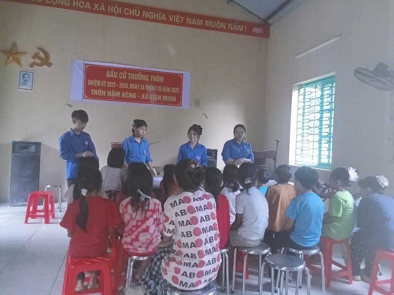 Tuổi trẻ xã Mường Bo lan tỏa tinh thần thiện nguyện, chung tay vì cộng đồng 1 Đoàn xã đã trao tặng 70 cuốn vở và nhiều bút viết cho 35 em học sinh nghèo, tổng giá trị phần quà khoảng 1 triệu đồng. (Ảnh Truyền Hình Sa Pa)