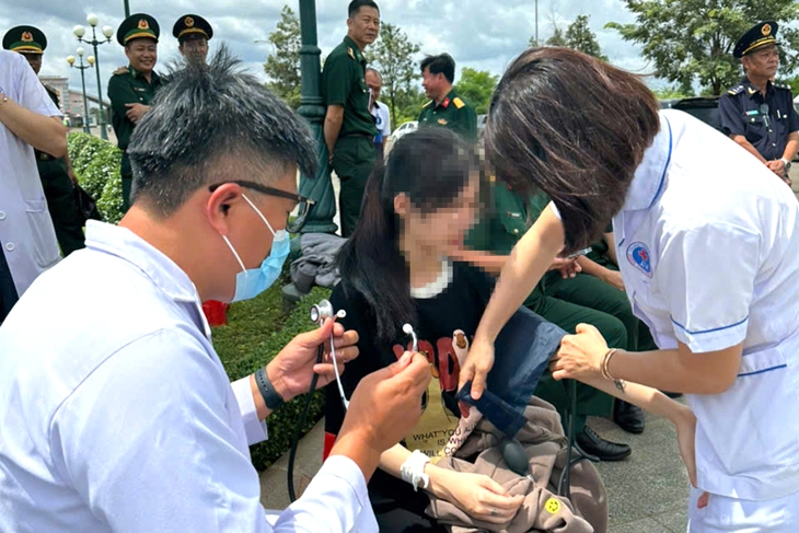 Đồng Nai tiếp nhận 85 công dân Việt Nam liên quan đường dây lừa đảo trực tuyến tại Campuchia 2 Y bác sĩ kiểm tra sức khỏe các công dân được bàn giao về nước - Ảnh: A.B.