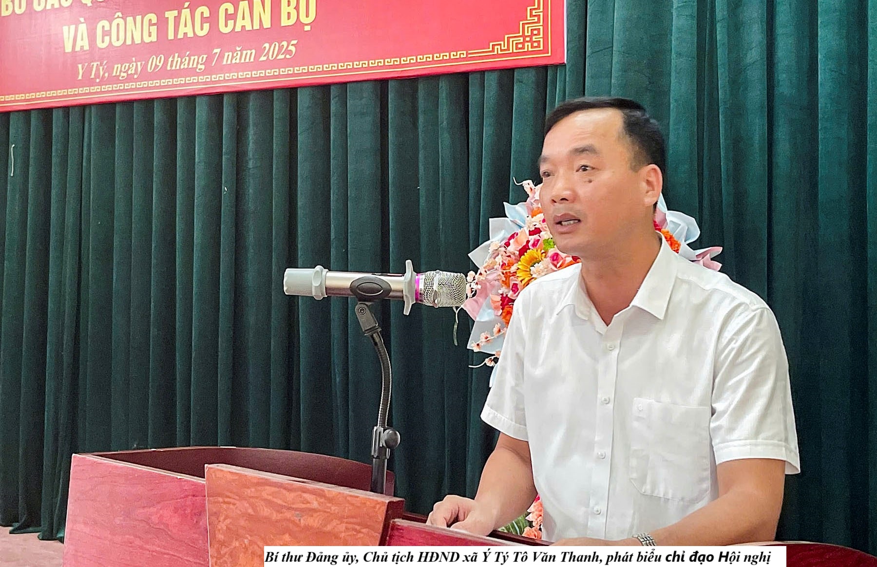 Công bố quyết định tổ chức bộ máy, nhân sự mới tại xã Y Tý 2 Bí thư Đảng ủy, Chủ tịch HĐND xã Y Tý Tô Văn Thanh, phát biểu chỉ đạo hội nghị. (Ảnh truyền thông khu vực Bát Xát)